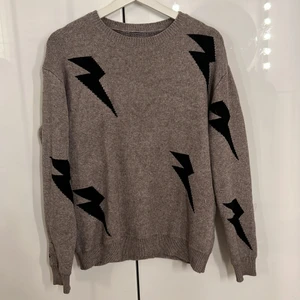 Stickad tröja - Grå stickad tröja med blixtar. Jättemjukt och bra material. Ej använd, passar XS-S