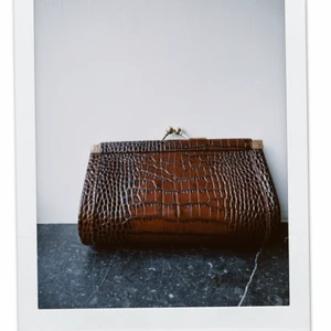 Mini clutch burgundy  - This little mini cultch is bought from H&M x ERDEM - truly a favorite in my closet and a beautiful detail to cheer up an outfit! 🦋