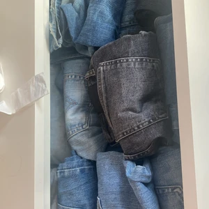 Jeans - Har massor av jeans hemma som jag vill ha sålt levis 501 är dom flesta kom privat för bilder eller om ni är intresserade ❤️