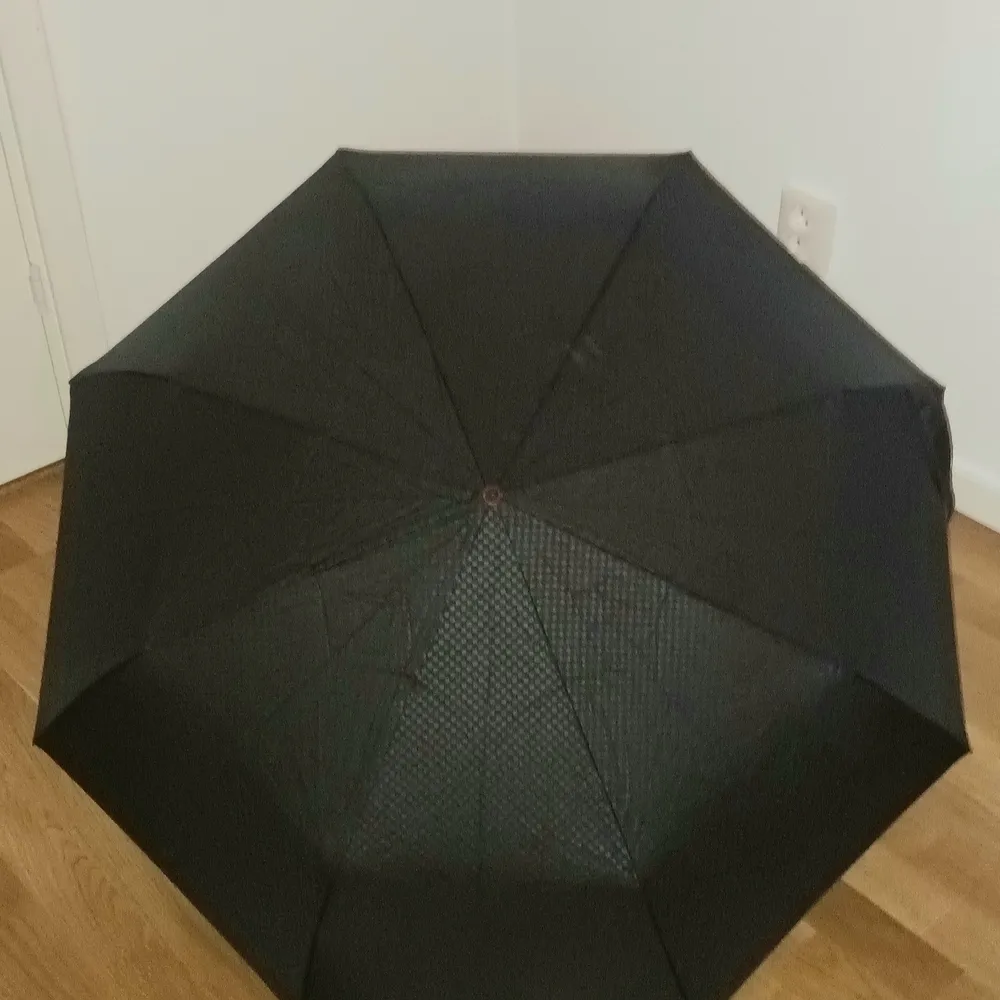 Hugo Boss fickparaply i nyskick [Unisex]  Fick paraply med rutmönster & automatiskt öppning, storlek:100.cm   ligger i en liten väska som ni kan se på bilden.. Accessoarer.