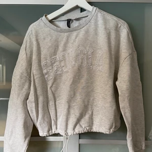 Tröja  - En ljus grå lite kortare tröja 