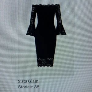 Klänning - En svart, knälång klänning i spets, storlek 38. Det finns även små svarta paljetter som glimrar väldigt fint i solen annars syns de nästan ej. Endast använd 1 gång och köpt för 879 kronor. Jag säljer den för 700 med tanke på att den är i nyskick. Kan absolut skicka fler bilder vid intresse 