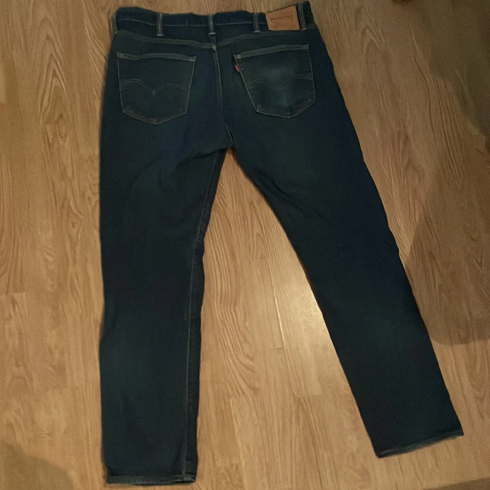 Levis jeans. Jag har använt dom ett fåtal gånger o gillar dom men jag använder dom inte längre. Köpt för ca 1000 och säljs för 225. Storlek W/38 och L/32. Jeans & Byxor.