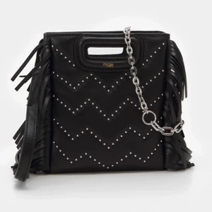 Maje väska❤️ - Säljer denna fina maje väska med zick Zack mönster. Det tillgår två band, ett lite kortare med silver kedja (den på bilden) och en med långt band i skinn. Väskan är svår att hitta på nätet❤️ köpte den i början av året och den är i bra skick men har lite slit märken på baksidan men inget man tänker på. Den är i den lilla storleken. Orginal pris: 2745 