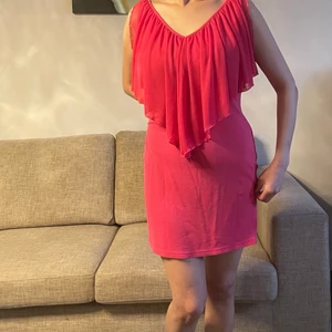 Fin klänning 80kr - Jättefin klänning som är stort för mig . Använd i gott skick. Har ingen fläckar på den.