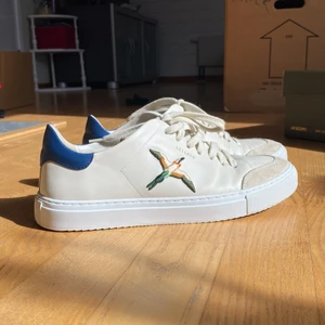 Arigato Sneakers  - Dessa dösnygga Sneakersen från Axel Arigato är till salu. Dem är i modellen Clean 90 Triple animal och de är i riktigt bra skick (använda kanske 5 gånger.) Jag köpte dom efter att ha velat ha dem under ett drygt år men de passade inte som jag hoppats då jag har väldigt breda fötter för att vara tjej så nu hoppas jag att de kan glädja någon annan! Nypris 2050kr BVSA! 