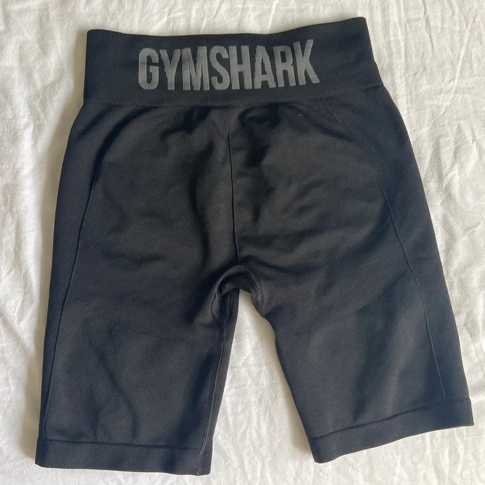 Otroligt snygga träningsshorts från gymshark. Aldrig använda och tyvärr för små för mig. Shorts.