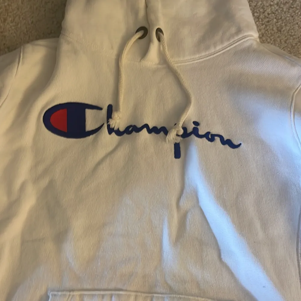 En fin vit Hoddie från champion i storlek M. Om mer bilder önskas är det bara att skriva privat!  . Hoodies.