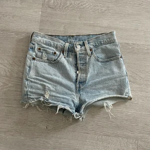 levi 501 shorts - Levi 501 shorts strl 26, bra skick (se bilder)🌟