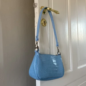 Handväska från ginatricot - Perfekt handväska till sommaren!!💙💐 Den rymmer mycket saker och har ett litet fack med dragkedja. Använd bara någon enstaka gång så den är så gott som ny! Ordinarie priset är 300kr från ginatricot, jag tänker sälja för 150kr + frakten💙 