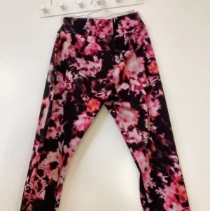 Clockhouse träningsbyxor Strl: S - Bra skick, inte använt mer än 5 gånger, riktigt fina. Rensar kläder så det är därför jag säljer de, annars hade jag behållt de eftersom de fortfarande ser nya ut! 