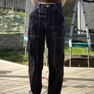 Supercoola mörkblåa byxor från weekday! Jättebra skick! Jag är 160 cm och de är lite långa för mig. Skriv om ni vill ha mer bilder 💜💜