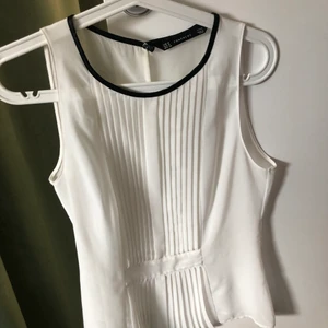 Vit blus - Vit söt blus med svarta detaljer