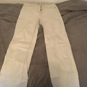 Via jeans från Lindex - Jätte fin Lindex jeans som bara är använde ett par få tal gånger. Köparen står för frakt