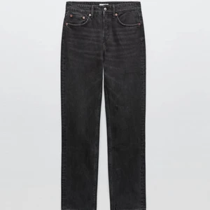 Mid rise jeans zara - Mörkgrå/svarta mid rise jeans från zara som är slutsålda. jeansen är 38 men dock tajta så skulle passa en 36 om man vill ha de lite mer baggy