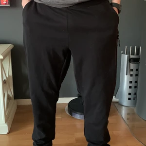 Byxor  - Sköna byxor som är i bra skick. Tyvärr lite stora. Köparen står för frakt 