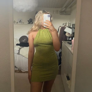 Klänning - Sjukt fin klänning i tunt stickat material, perfekt en sommarkväll när man är brun😍(( den är aldrig använd)) storlek S men stretchig så passar även en m ,frakt 45