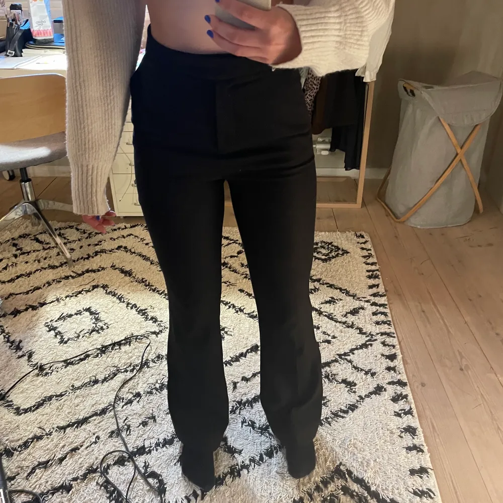 ❤️‍🔥Svarta kostymbyxor i bootcut modell med hög midja❤️‍🔥jag har sytt in dom i midjan för att de skulle passa bättre❤️‍🔥 Säljer pga att jag har ett annat par:). Jeans & Byxor.