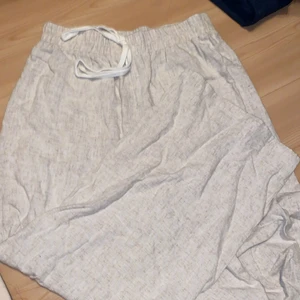 Linnebyxor! - Ett par vida croppade linnebyxor från Shein. Jättesköna på sommaren! Säljer de för de är alldeles för korta på mig som är 173. Skulle säga att de passar någon som är mellan 160-165 som har storlek S-M. Säljer de för 100kr inkl frakt. Skicka pm för fler bilder!🤗