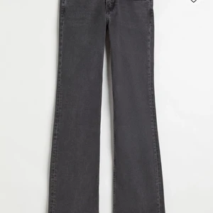Flare low jeans  - Säljer dessa gråa jeans ifrån hm som är helt slutsålda i alla storlekar! Dem är lågmidjade och formar jätte bra👌🏼👌🏼 möts upp eller fraktar. 