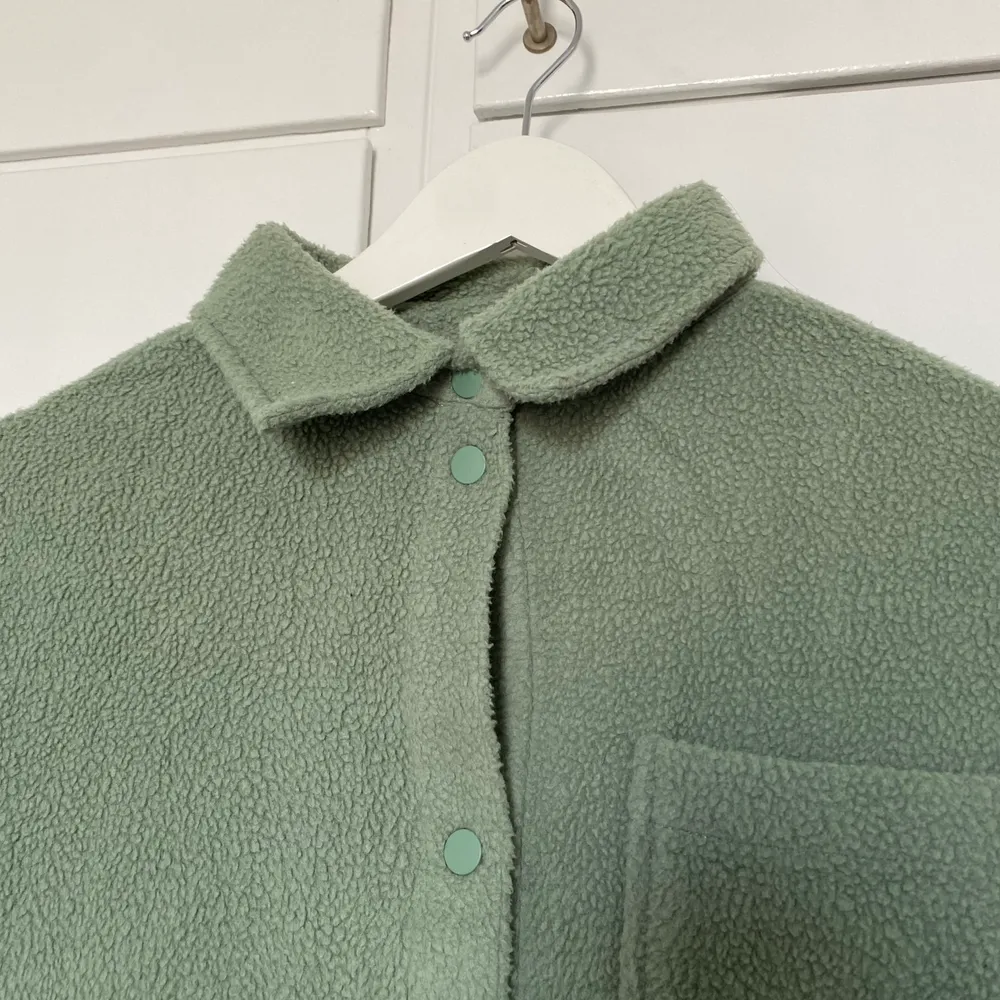 Grön skjortjacka inköpt förra året från Weekday, sparsamt använd!. Skjortor.