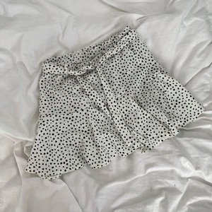 kjol - gullig prickig kjol med inbyggda shorts och knut framtill. väldigt stretchig och skön. köparen står för frakten!