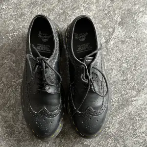 Smooth brogue from Doctor Martens, almost new, size 38. Original price: 1800