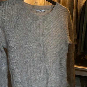 Stickad tröja - En superfin beige/grå stickad tröja. Köparen står för frakten❤️‍🔥