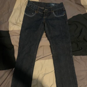 Låg midjade bootcut jeans  - Har använt dom 1/2 gånger. Säljs pågrund av att det inte är min stil. 