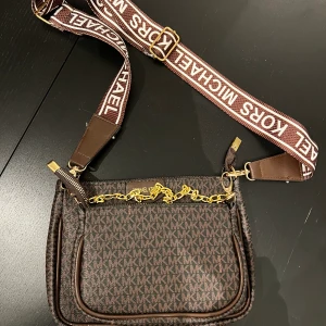 Mk väska brun  - Mk väska, kopia. Aldrig använd. 