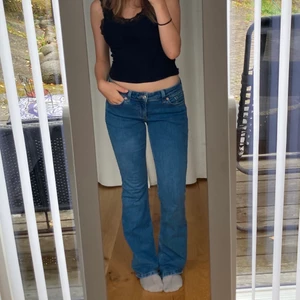 lågmidjade jeans - ‼️Tryck ej på köp nu‼️ett par supersköna lågmidjade jeans från ASOS. 🕺🕺 Snygga fickor med mönster på rumpan och fin utsvängd form på benen. Säljer pga att jag har alldeles för många jeans🫶nypris 399kr
