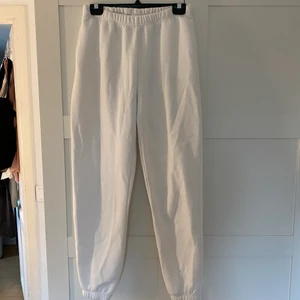 Mjukisbyxor från Gina Tricot - Säljer oanvända mjukisbyxor i storlek M men är tyvärr för liten för mig:(. Nypris 200 men säljer för 80 + frakt som är runt 40-50 kronor 💕