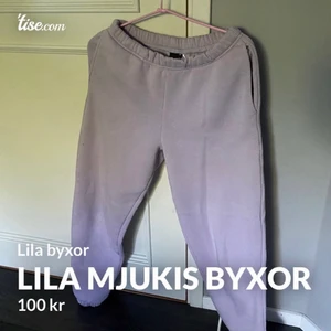 Lila mjukis - Lila mjukis byxor. Sitter löst och kan sitta högmidjat eller lågmidjat. Använt få gånger och mycket bra skick. Storlek xs.