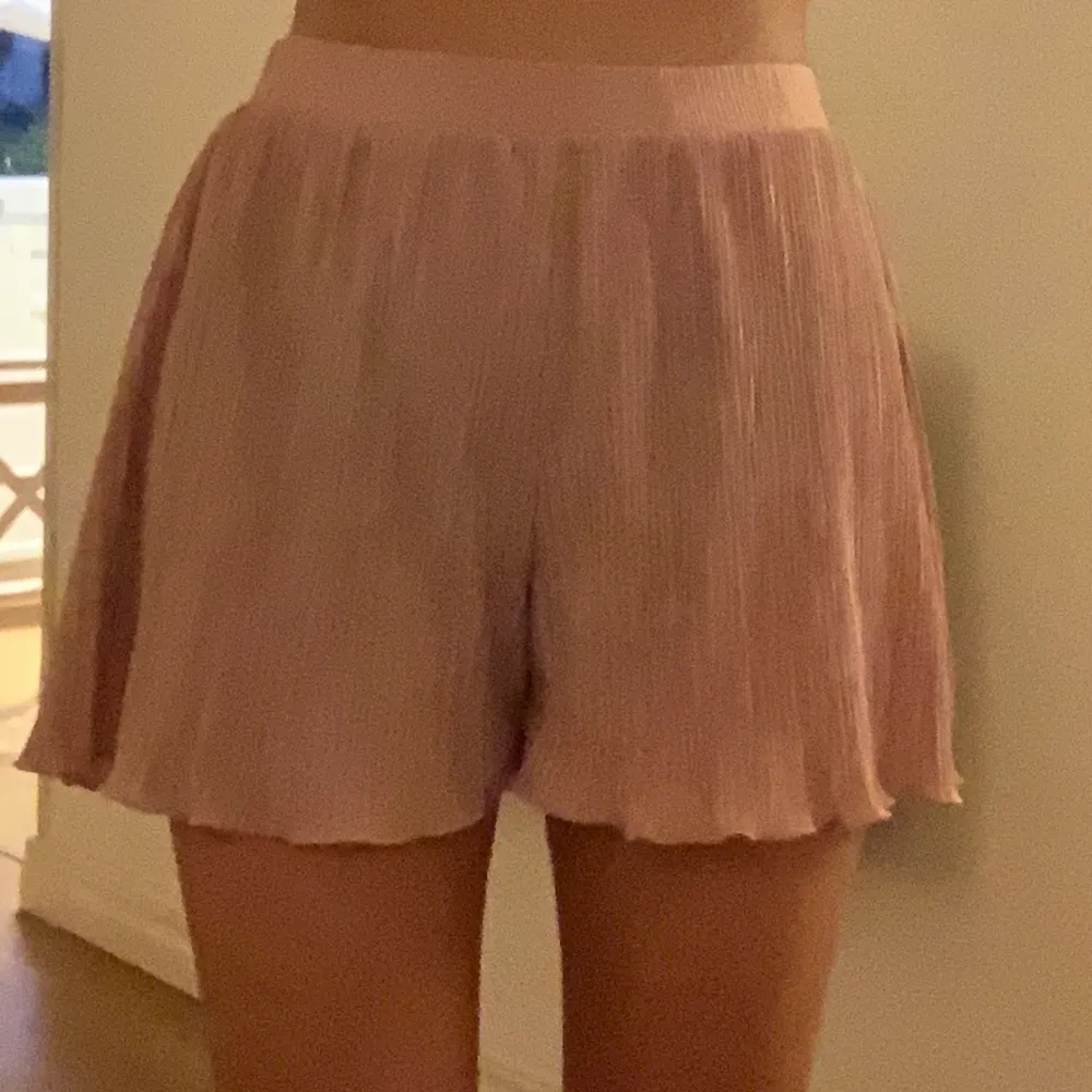 Ljusrosa plisserade shorts i storlek 36, använd 1 gång. Shorts.
