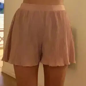 Ljusrosa plisserade shorts i storlek 36, använd 1 gång