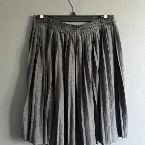 Vintage plisserad kjol från Lindex  - Går nedanför knäna, i mörkare grå!  Köpt vintag, gjord i Danmark, vintage Lindex 
