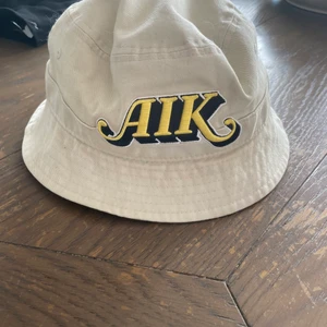 Aik grejer - Solhatt 150kr Keps 150kr  Aik zip tröja strl xs 200 