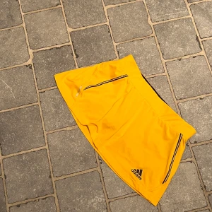 Adidas tenniskjol  - En fin tenniskjol från adidas som tyvärr inte kommer till användning❤️