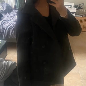 Grå kappa! - Jätte jätte snygg kappa från hm, vintage! Den är i storlek S.  Kappan har inga skador och är i väldigt bra skick. 