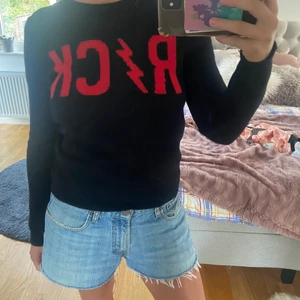 Stickad zadig & voltaire tröja - Säljer min fina zadig tröja då den tycvär är lite liten på mig! Köpt i frankrike cirka 2 år sedan! Nyskick och sen har inga slitningar!