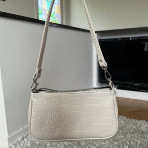 Väska  - Creme vit Väska från ginatricot som jag köpte för 2 år sedan, fint skick. Köpte för 400 säljer för 190❤️