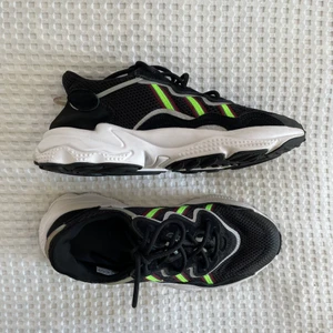 Adidas Originals Ozweega - Core black / Solar green / Onix Använts 2 gånger