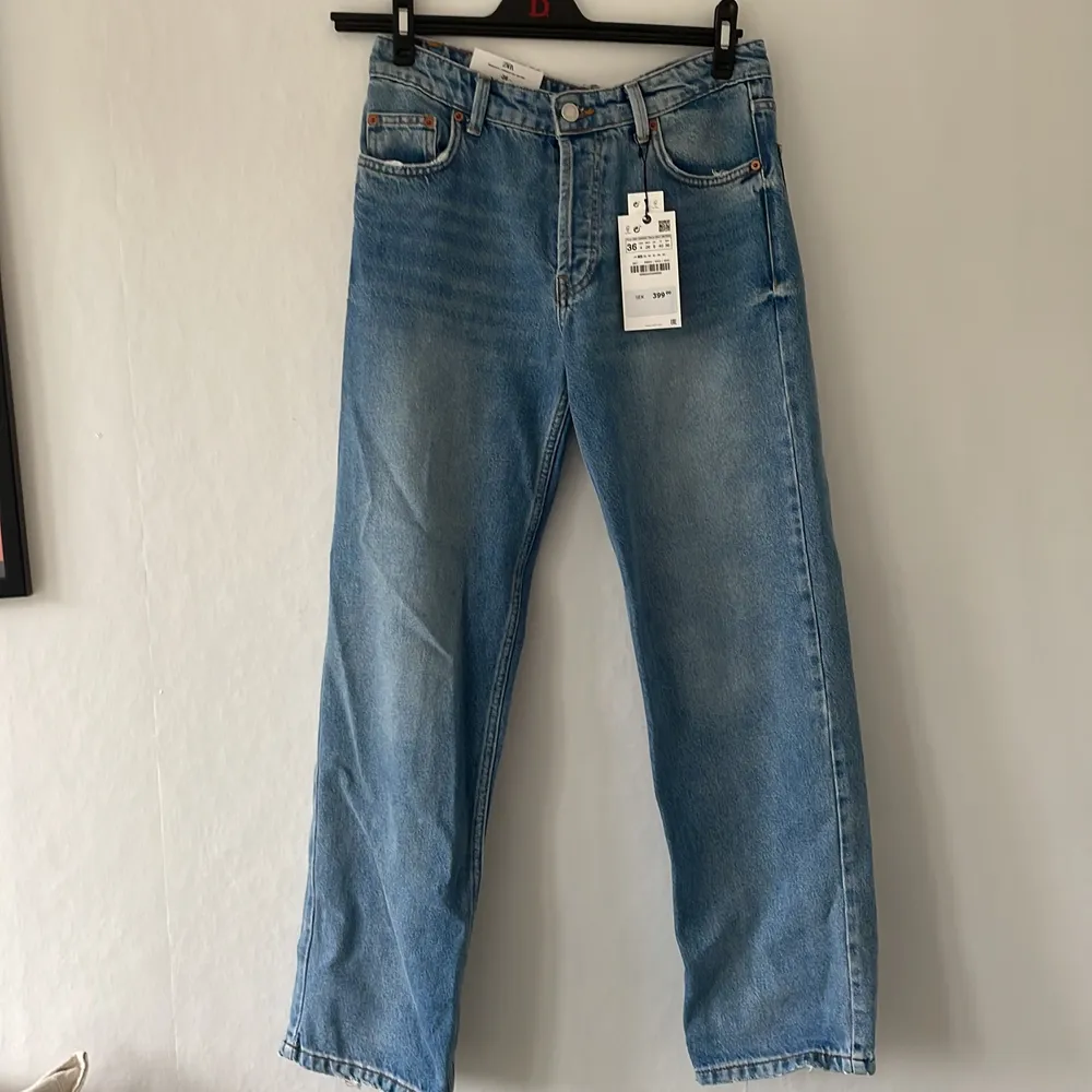 Mid till low waist zara jeans. Helt nya och oanvända med lapp kvar. Storlek S. Jag är 175 cm men tycker om längre jeans! Köpare står för frakten! . Jeans & Byxor.