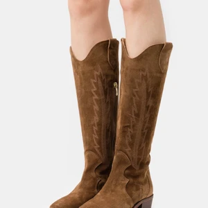 Höga stövlar  - Ett super snygga populära boots som är i nyskick, köpta för 1600 kr för ca 4 mån sedan på märket Alpe💞 säljer pga har ett par liknande🫶🏽 pris går att diskutera! Buda gärna💞