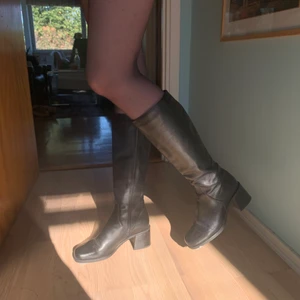 Svarta boots - Supersnygga svarta boots i storlek 37, men sitter jättebra på mig med storlek 38 också! Fraktar för 66kr eller möts upp i Hornstull❤️