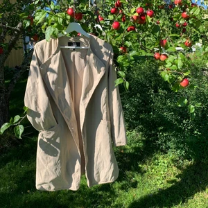 Beige jacka - Använd vid ett fåtal tillfällen och är i mycket fint skick. Utsidan av jackan är i mockaimitation vilket gör den mjuk och gosig.
