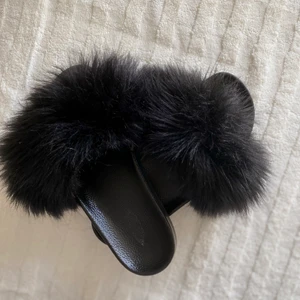 Tofflor  - Ett par snygga tofflor, strl 39! Kan posta eller hämtas i Åmål!!  Frakt - 62kr