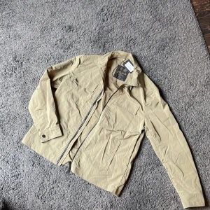Morris skjortjacka/overshirt - Morris skjortjacka/overshirt Storlek M Ny pris 2799 Säljs för 2000  Testad en gång och har även pris lapp kvar på