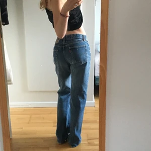 Crockerjeans raka - Raka och mid waisted crockerjeans i perfekt blå färg, bra skick😍😍 Tyvärr för stora för mig. Passar om man är runt 167, midjemått: 79cm (typ som stl 38). Frakt tillkommer, men det går bra att pruta vid snabb affär💗
