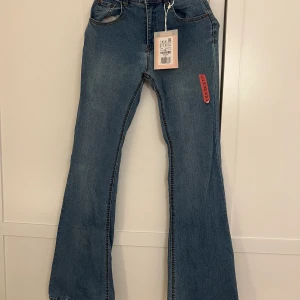 Flared Jeans  - Storlek M från pull&bear, aldrig använda! Prislappen är fortfarande på. Supersnygga och sitter fint 🥰